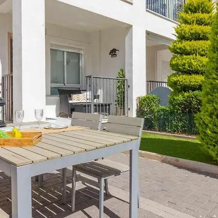 Sol, calma y piscina disponible siempre Apartamento