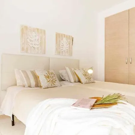 Апартаменты Pink Vistabella I- Winter By The Sea Торевьиа